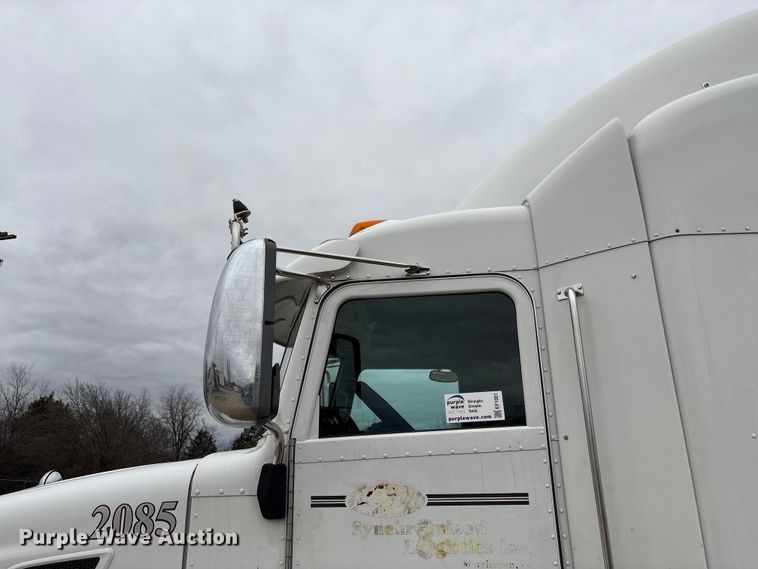 image for item EF1001 2013 Peterbilt 386 semi truck