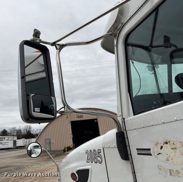 image for item EF1001 2013 Peterbilt 386 semi truck