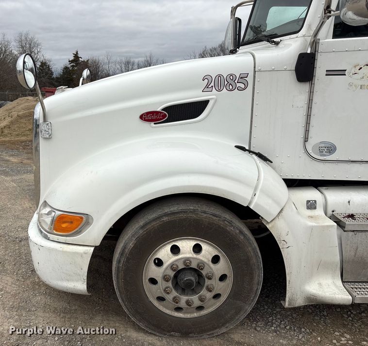 image for item EF1001 2013 Peterbilt 386 semi truck