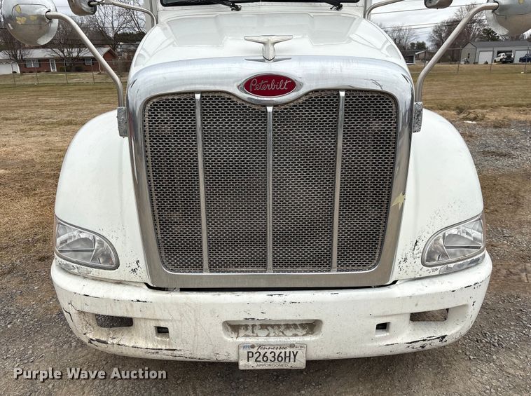 image for item EF1001 2013 Peterbilt 386 semi truck