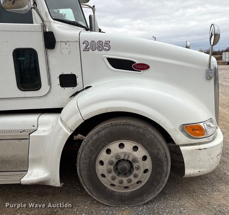 image for item EF1001 2013 Peterbilt 386 semi truck