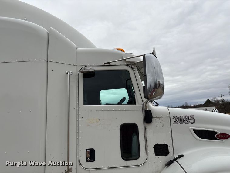 image for item EF1001 2013 Peterbilt 386 semi truck