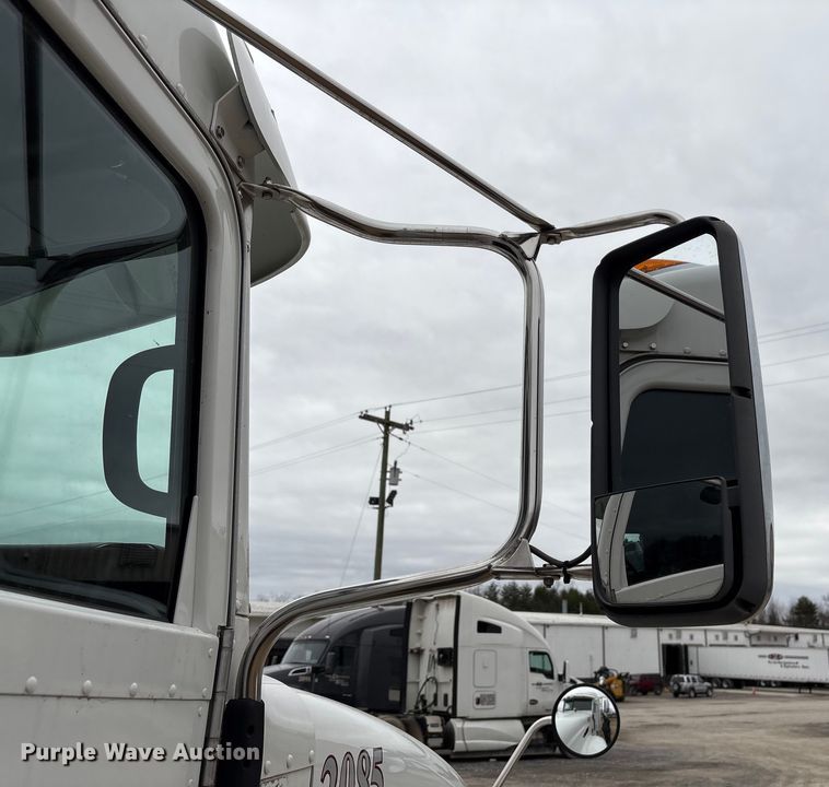 image for item EF1001 2013 Peterbilt 386 semi truck