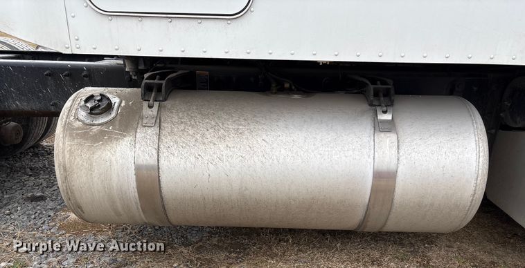 image for item EF1001 2013 Peterbilt 386 semi truck