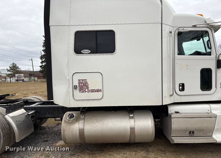 image for item EF1001 2013 Peterbilt 386 semi truck
