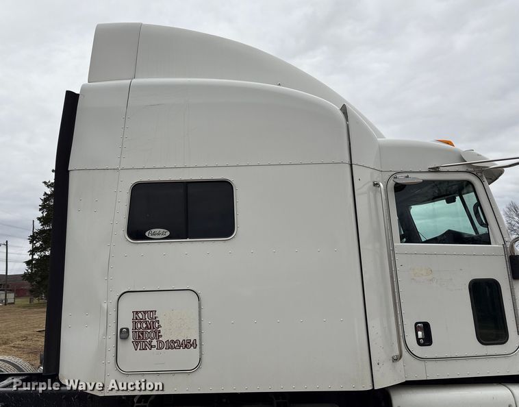 image for item EF1001 2013 Peterbilt 386 semi truck