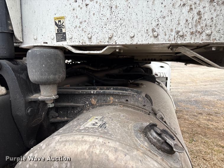 image for item EF1001 2013 Peterbilt 386 semi truck