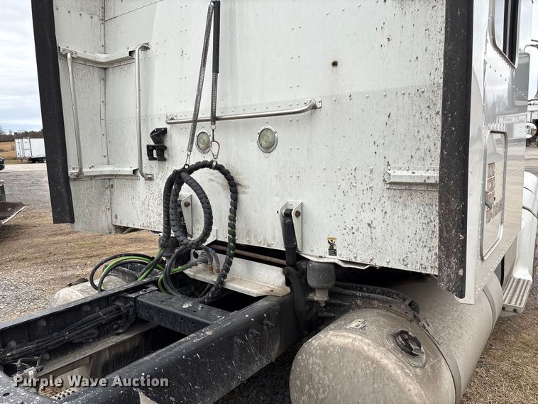 image for item EF1001 2013 Peterbilt 386 semi truck