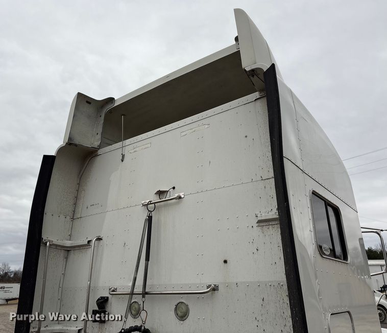 image for item EF1001 2013 Peterbilt 386 semi truck