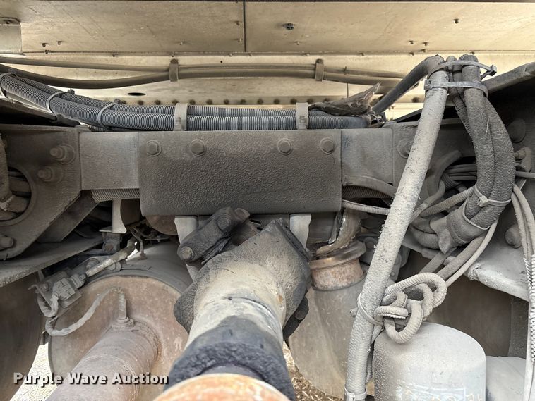 image for item EF1001 2013 Peterbilt 386 semi truck