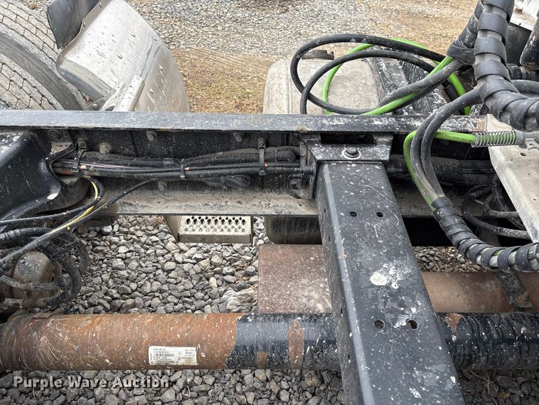 image for item EF1001 2013 Peterbilt 386 semi truck