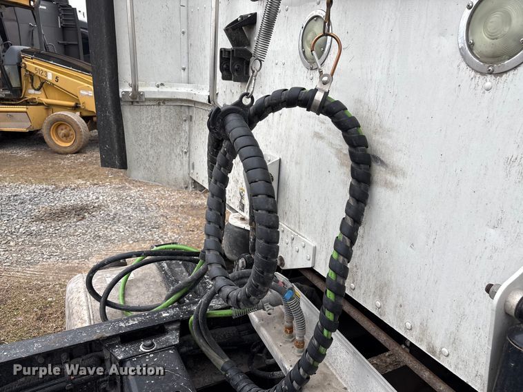 image for item EF1001 2013 Peterbilt 386 semi truck