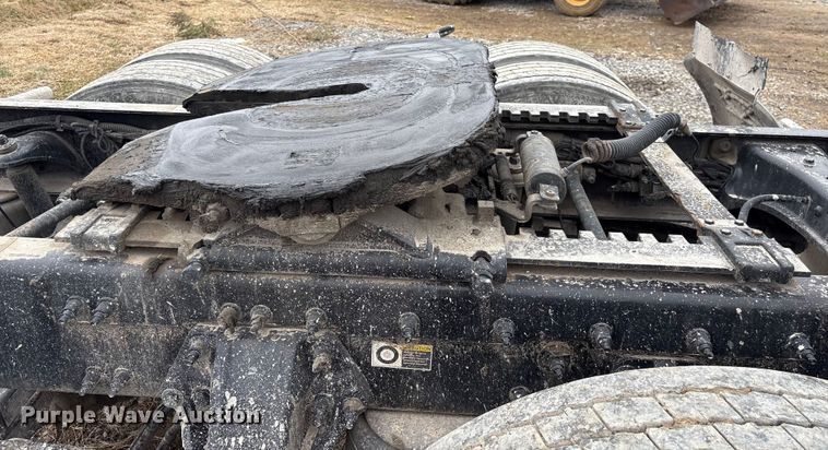 image for item EF1001 2013 Peterbilt 386 semi truck