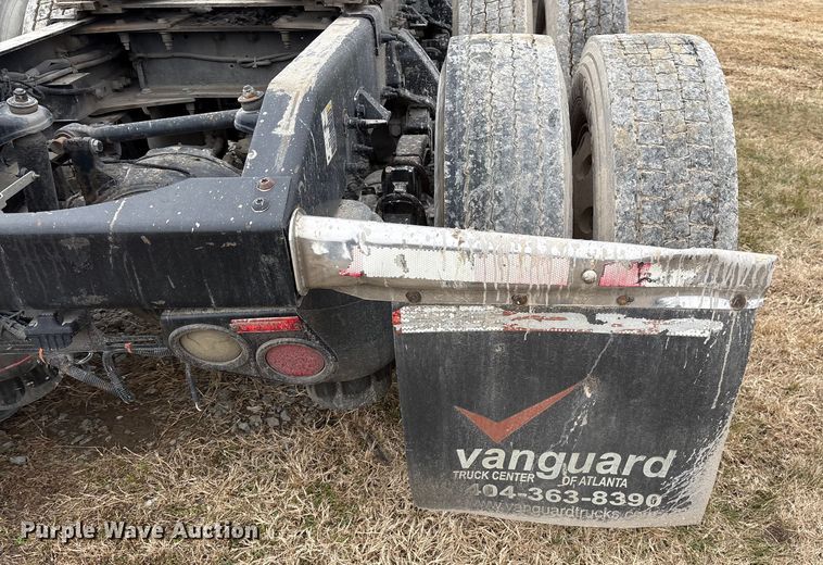 image for item EF1001 2013 Peterbilt 386 semi truck