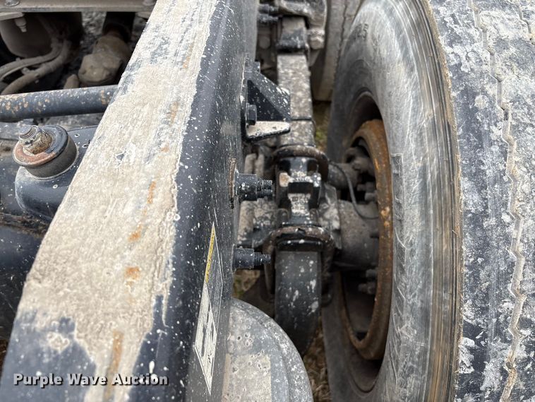 image for item EF1001 2013 Peterbilt 386 semi truck