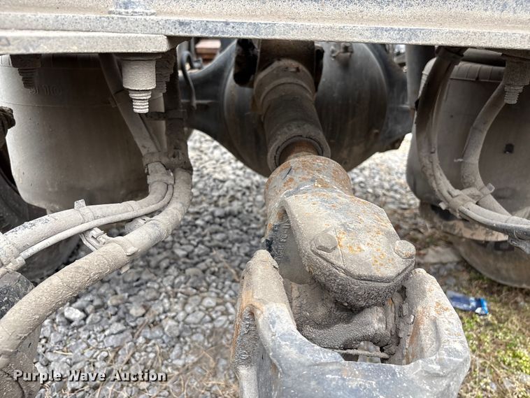 image for item EF1001 2013 Peterbilt 386 semi truck