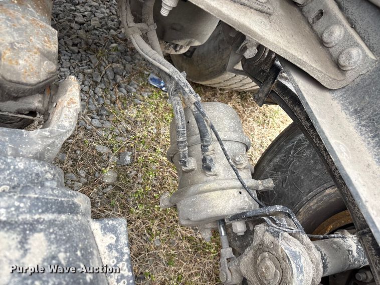 image for item EF1001 2013 Peterbilt 386 semi truck