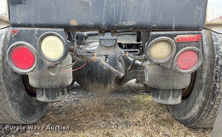 image for item EF1001 2013 Peterbilt 386 semi truck