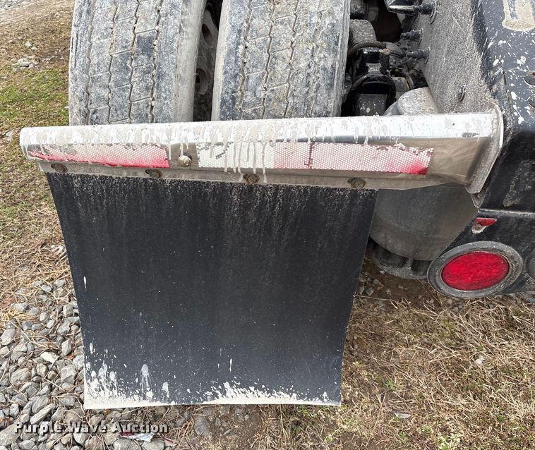 image for item EF1001 2013 Peterbilt 386 semi truck