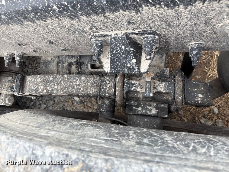 image for item EF1001 2013 Peterbilt 386 semi truck