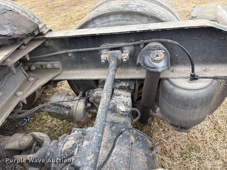 image for item EF1001 2013 Peterbilt 386 semi truck