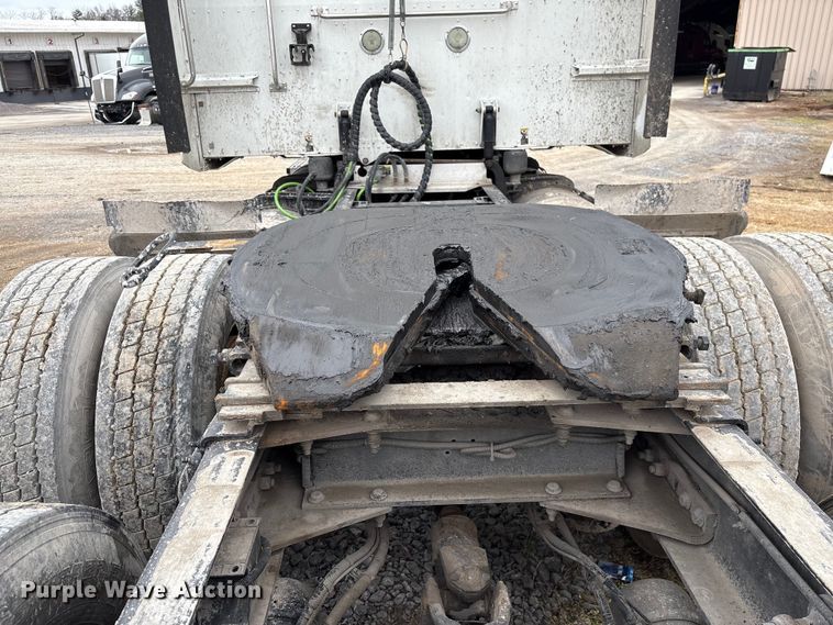 image for item EF1001 2013 Peterbilt 386 semi truck