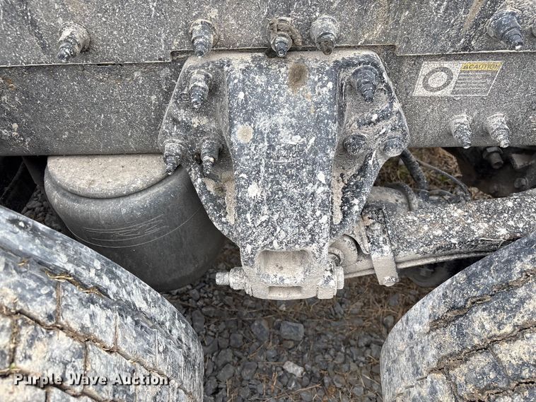 image for item EF1001 2013 Peterbilt 386 semi truck