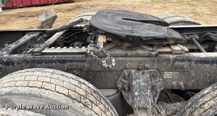 image for item EF1001 2013 Peterbilt 386 semi truck