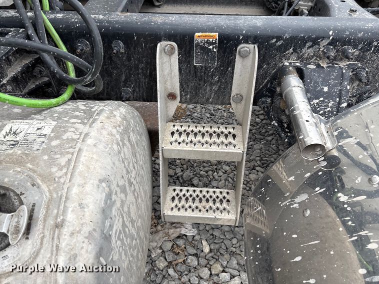 image for item EF1001 2013 Peterbilt 386 semi truck