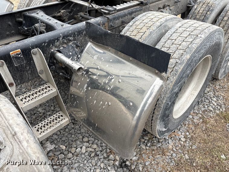 image for item EF1001 2013 Peterbilt 386 semi truck