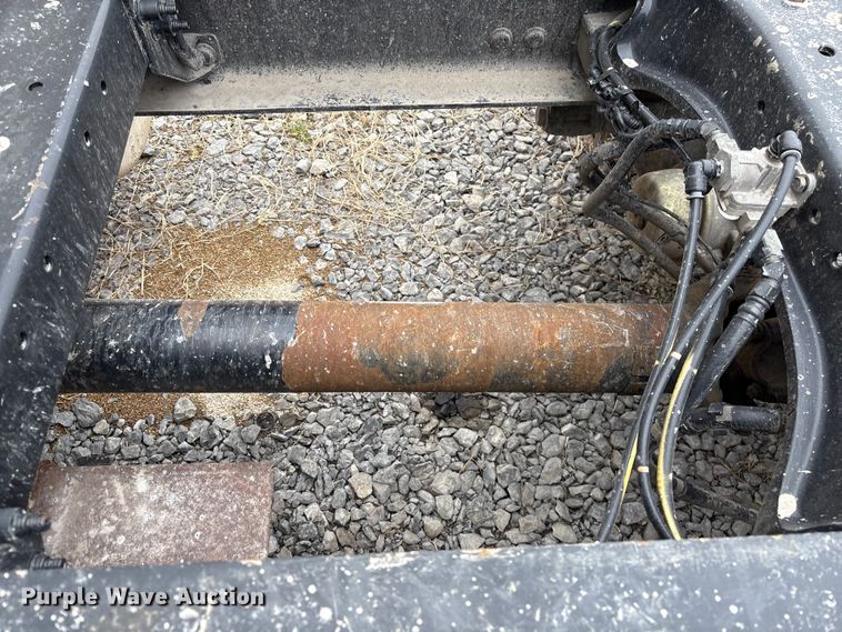 image for item EF1001 2013 Peterbilt 386 semi truck