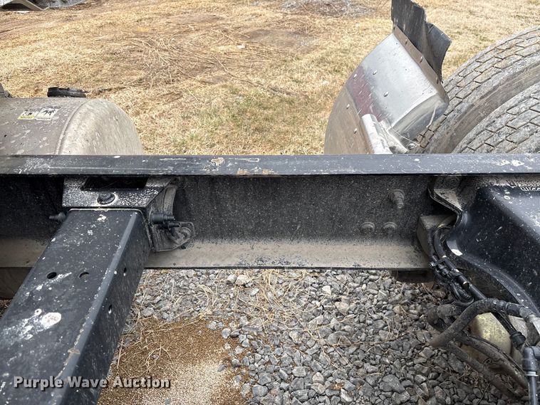 image for item EF1001 2013 Peterbilt 386 semi truck