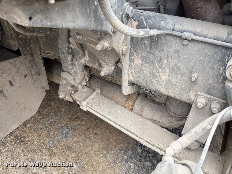 image for item EF1001 2013 Peterbilt 386 semi truck