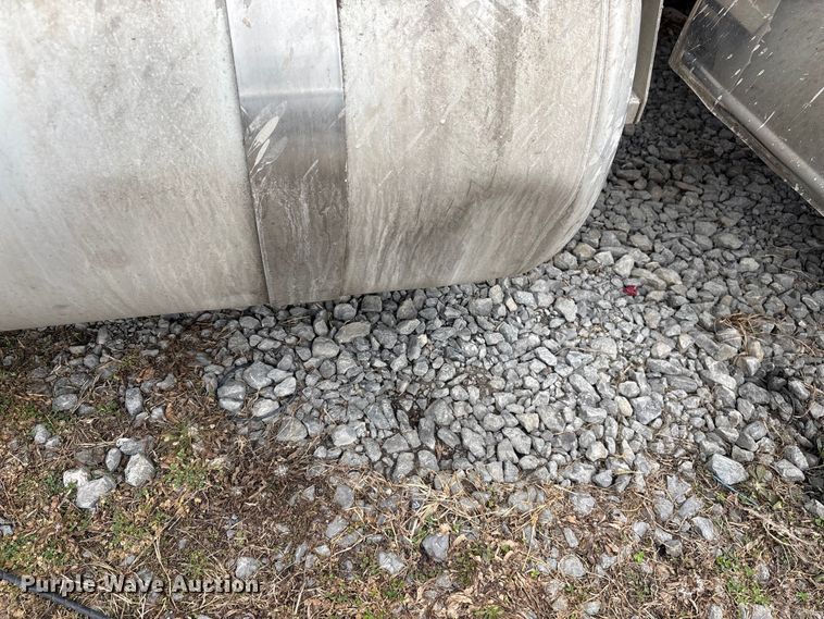 image for item EF1001 2013 Peterbilt 386 semi truck