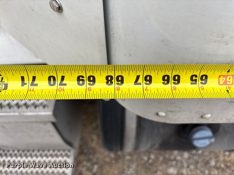 image for item EF1001 2013 Peterbilt 386 semi truck