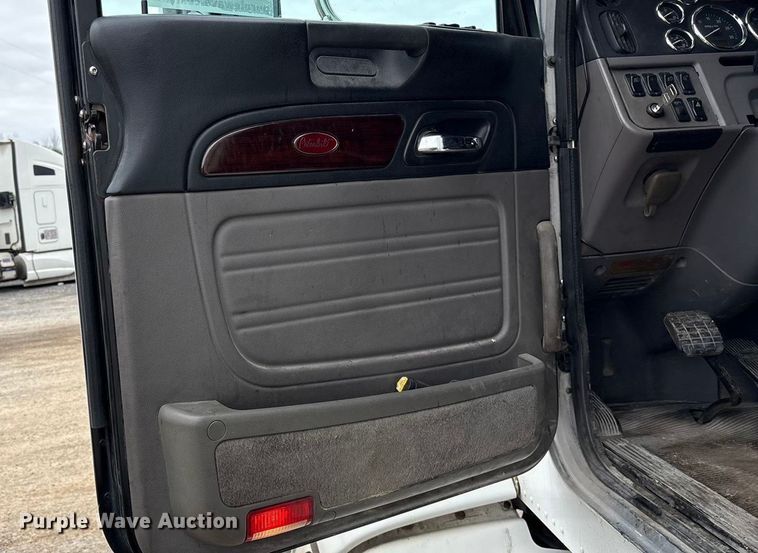 image for item EF1001 2013 Peterbilt 386 semi truck