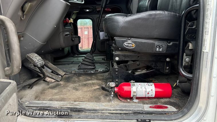 image for item EF1001 2013 Peterbilt 386 semi truck