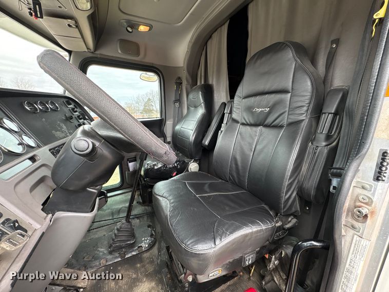 image for item EF1001 2013 Peterbilt 386 semi truck