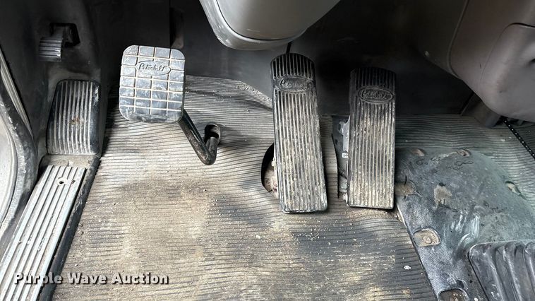 image for item EF1001 2013 Peterbilt 386 semi truck