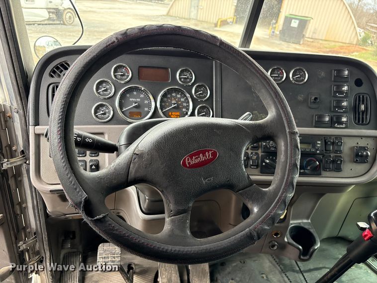 image for item EF1001 2013 Peterbilt 386 semi truck