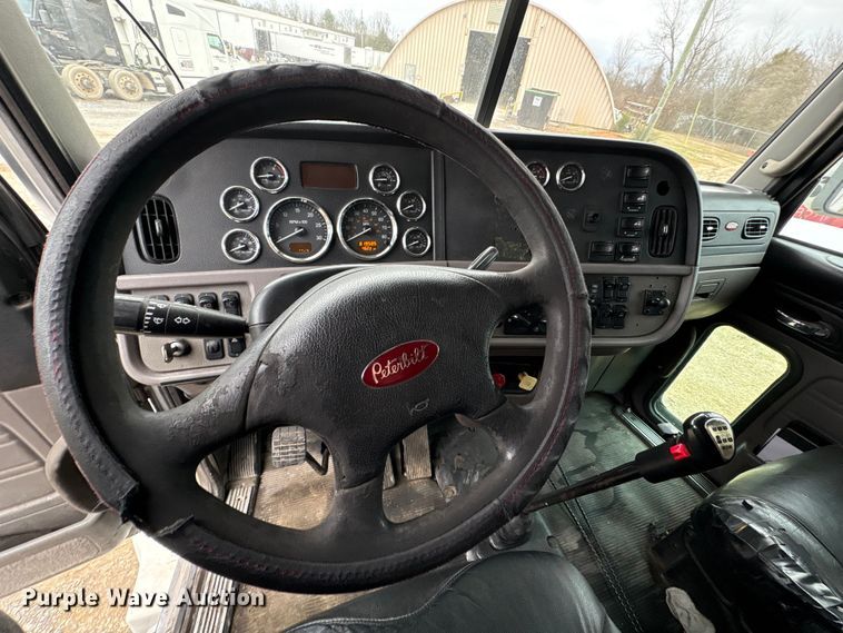 image for item EF1001 2013 Peterbilt 386 semi truck