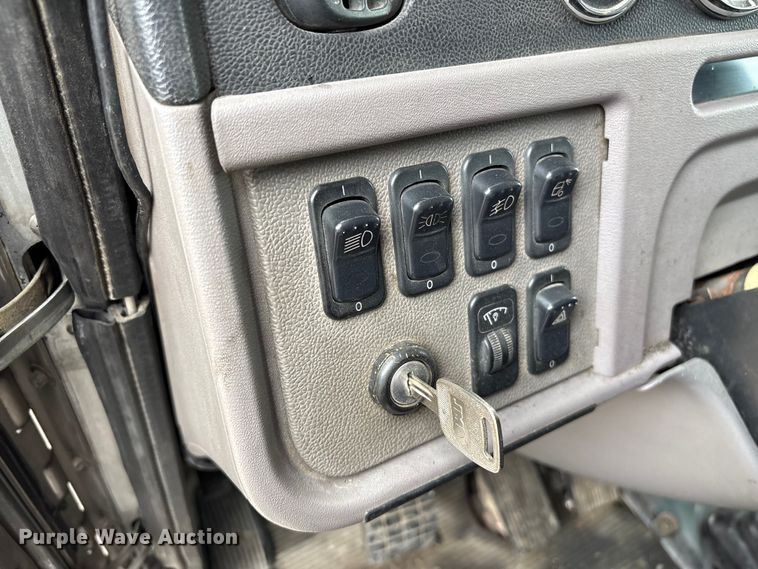 image for item EF1001 2013 Peterbilt 386 semi truck