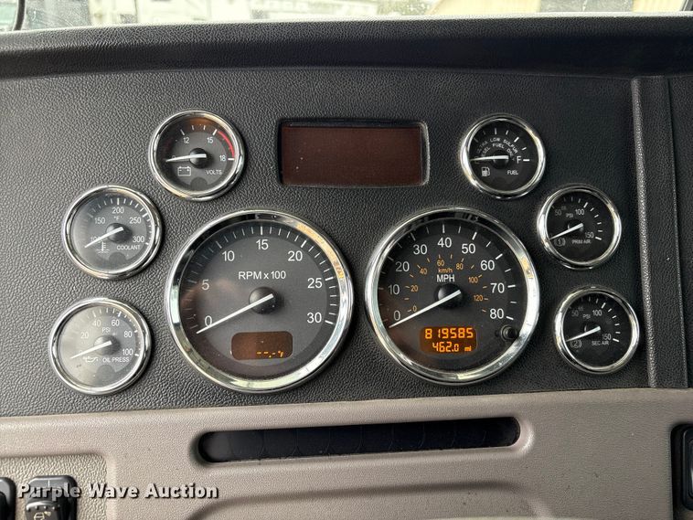 image for item EF1001 2013 Peterbilt 386 semi truck