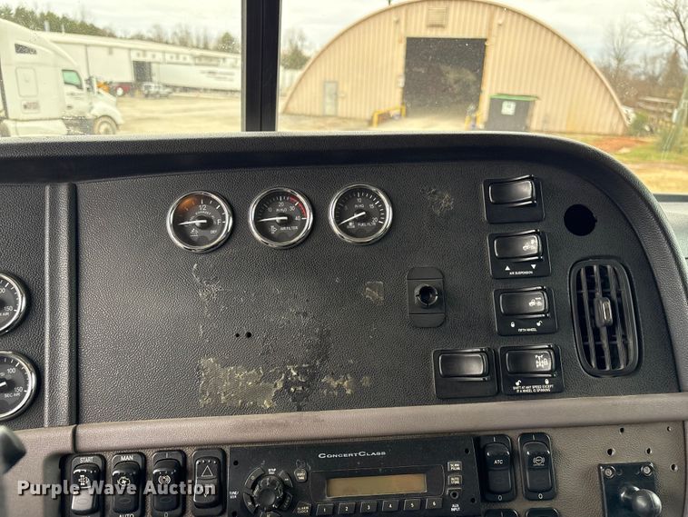 image for item EF1001 2013 Peterbilt 386 semi truck