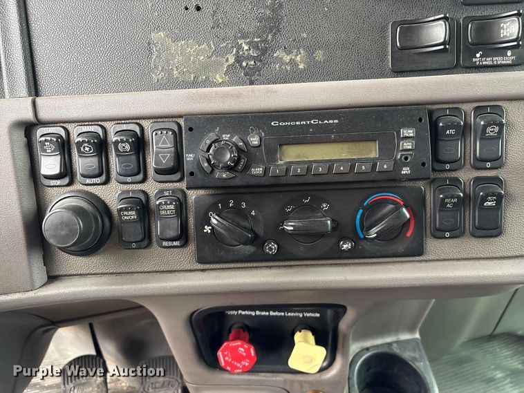 image for item EF1001 2013 Peterbilt 386 semi truck