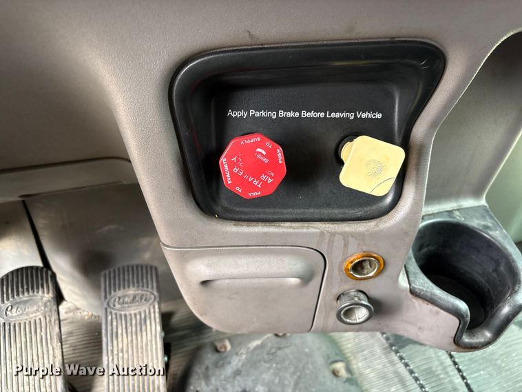 image for item EF1001 2013 Peterbilt 386 semi truck