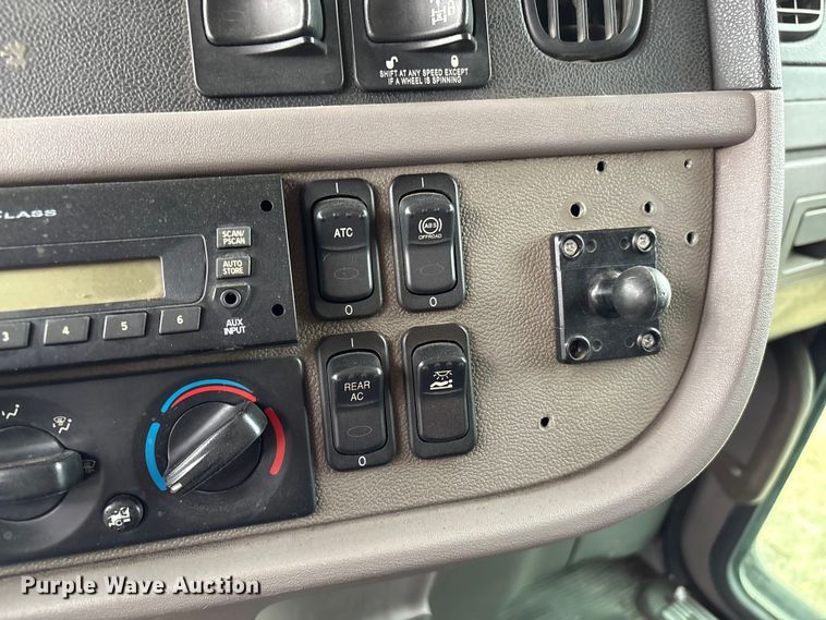 image for item EF1001 2013 Peterbilt 386 semi truck