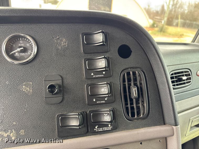 image for item EF1001 2013 Peterbilt 386 semi truck