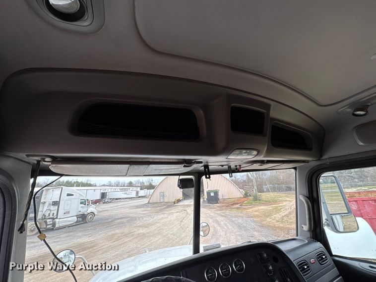 image for item EF1001 2013 Peterbilt 386 semi truck