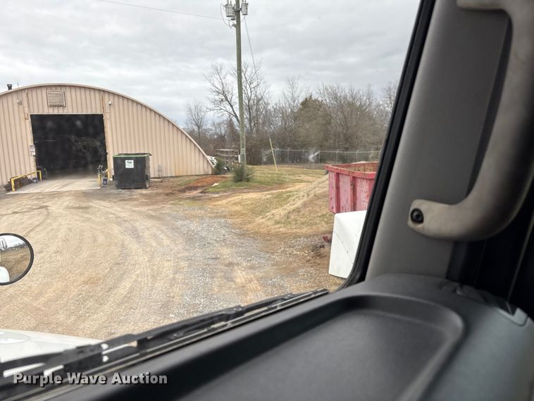 image for item EF1001 2013 Peterbilt 386 semi truck